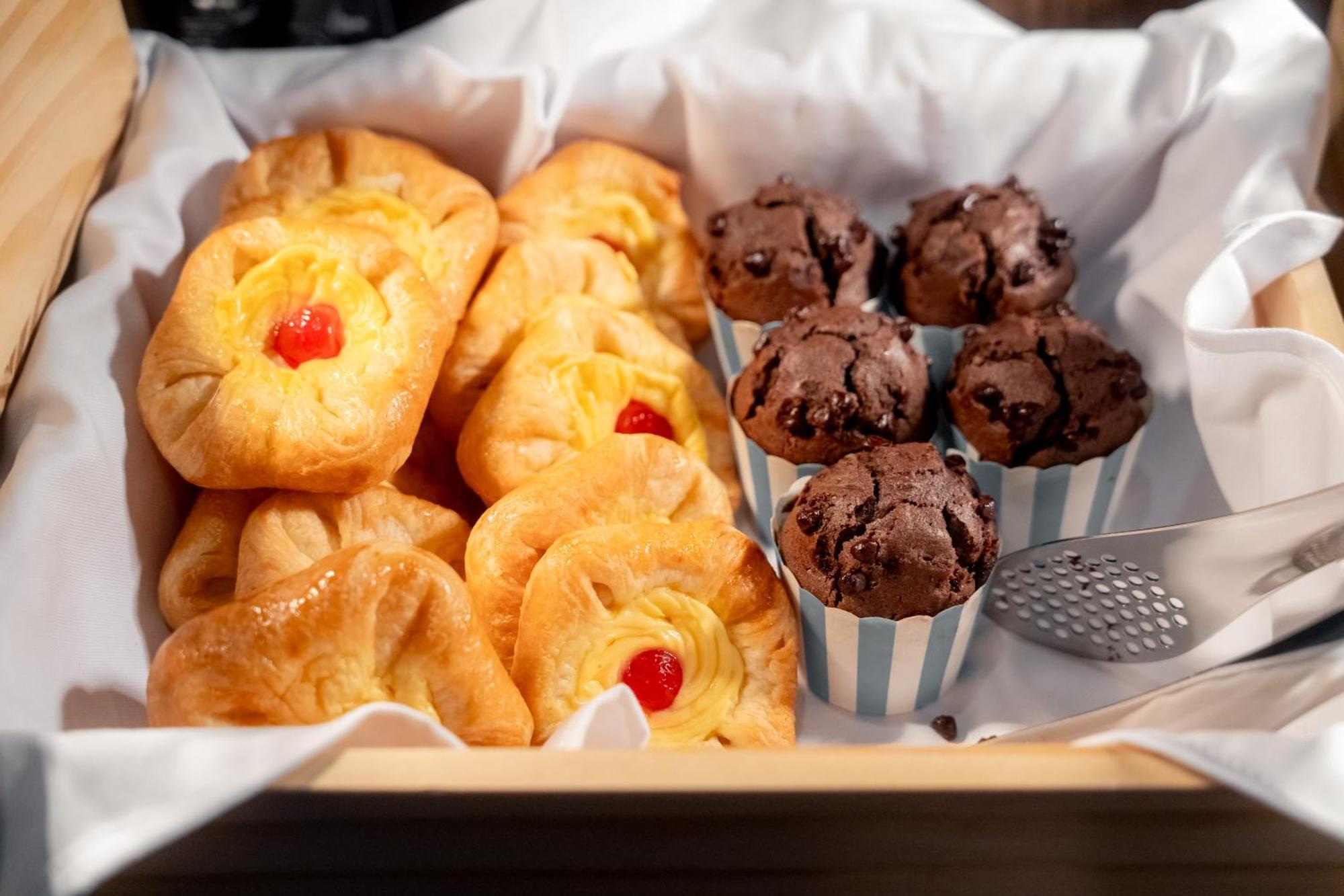 Hotel Ascott Embassy Sathorn Bangkok Exteriér fotografie A selection of pastries