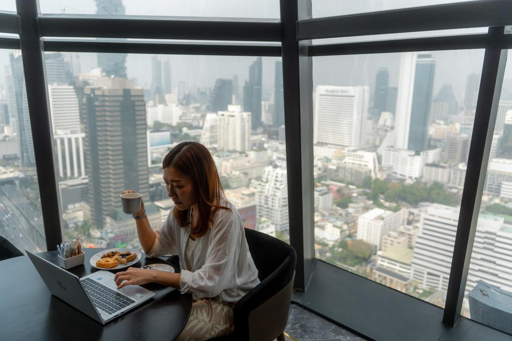 Hotel Ascott Embassy Sathorn Bangkok Exteriér fotografie A woman working in Bangkok