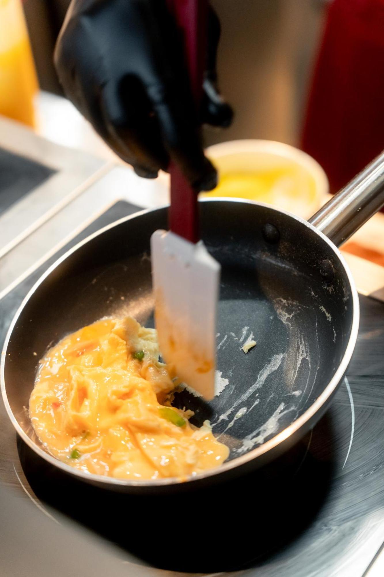 Hotel Ascott Embassy Sathorn Bangkok Exteriér fotografie Preparation of an omelette