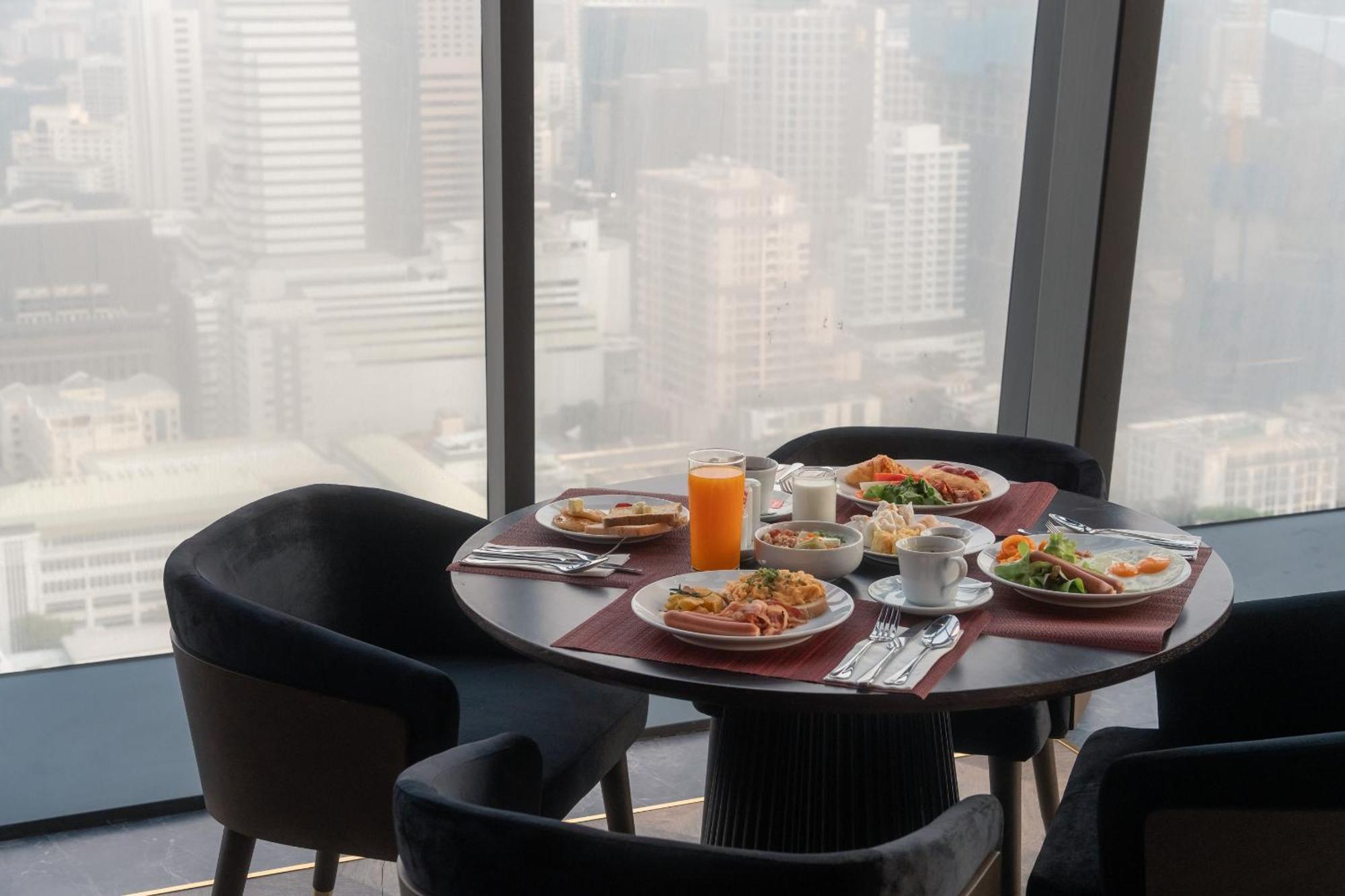 Hotel Ascott Embassy Sathorn Bangkok Exteriér fotografie Breakfast at the 360° Restaurant