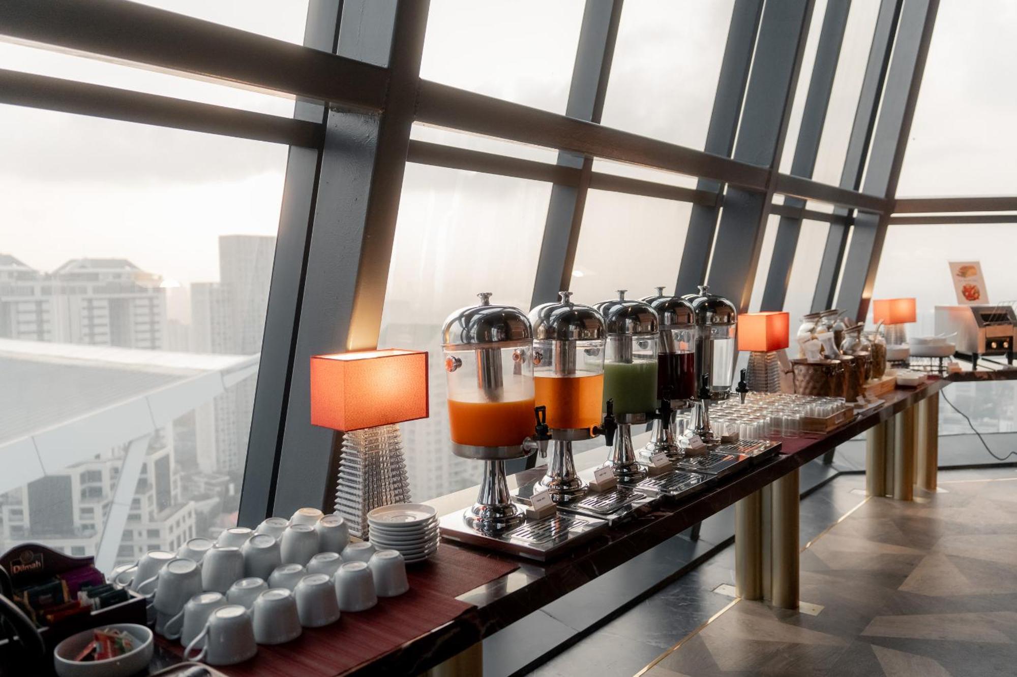 Hotel Ascott Embassy Sathorn Bangkok Exteriér fotografie The bar at the 83rd floor