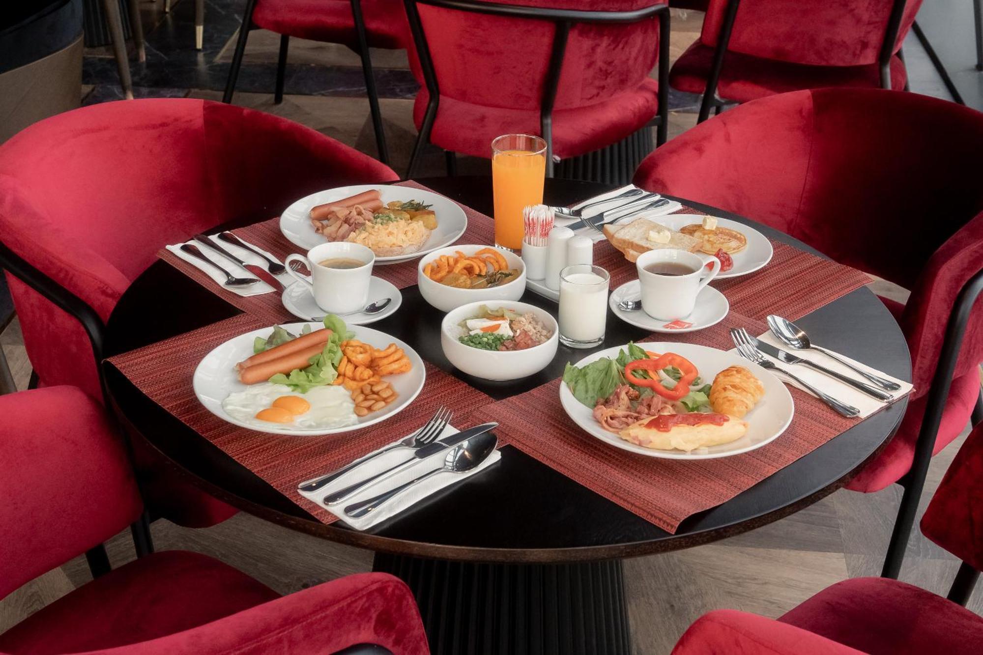 Hotel Ascott Embassy Sathorn Bangkok Exteriér fotografie A breakfast table at the hotel