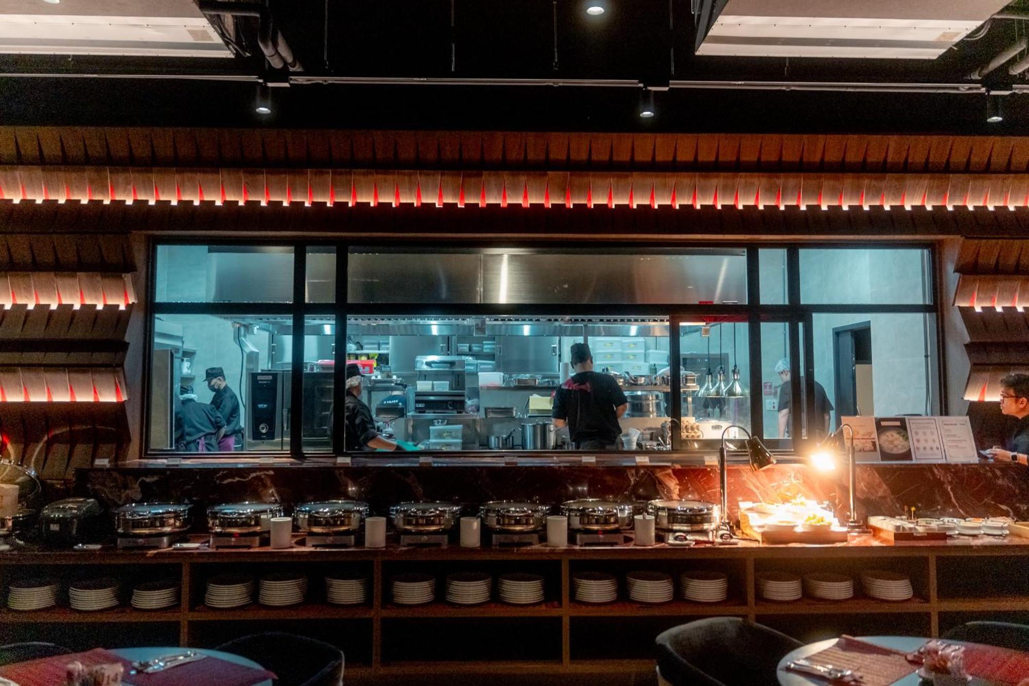 Hotel Ascott Embassy Sathorn Bangkok Exteriér fotografie The open kitchen at the restaurant