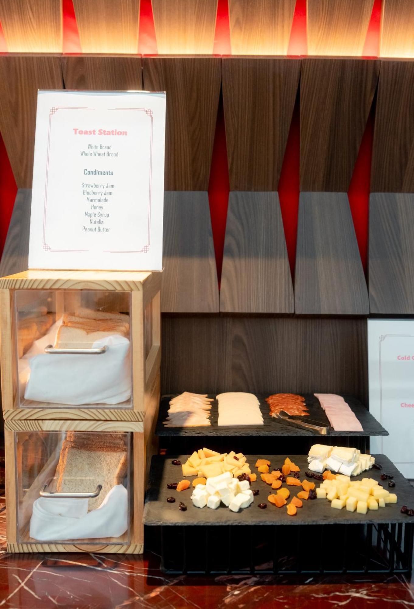 Hotel Ascott Embassy Sathorn Bangkok Exteriér fotografie A selection of cheese at a buffet
