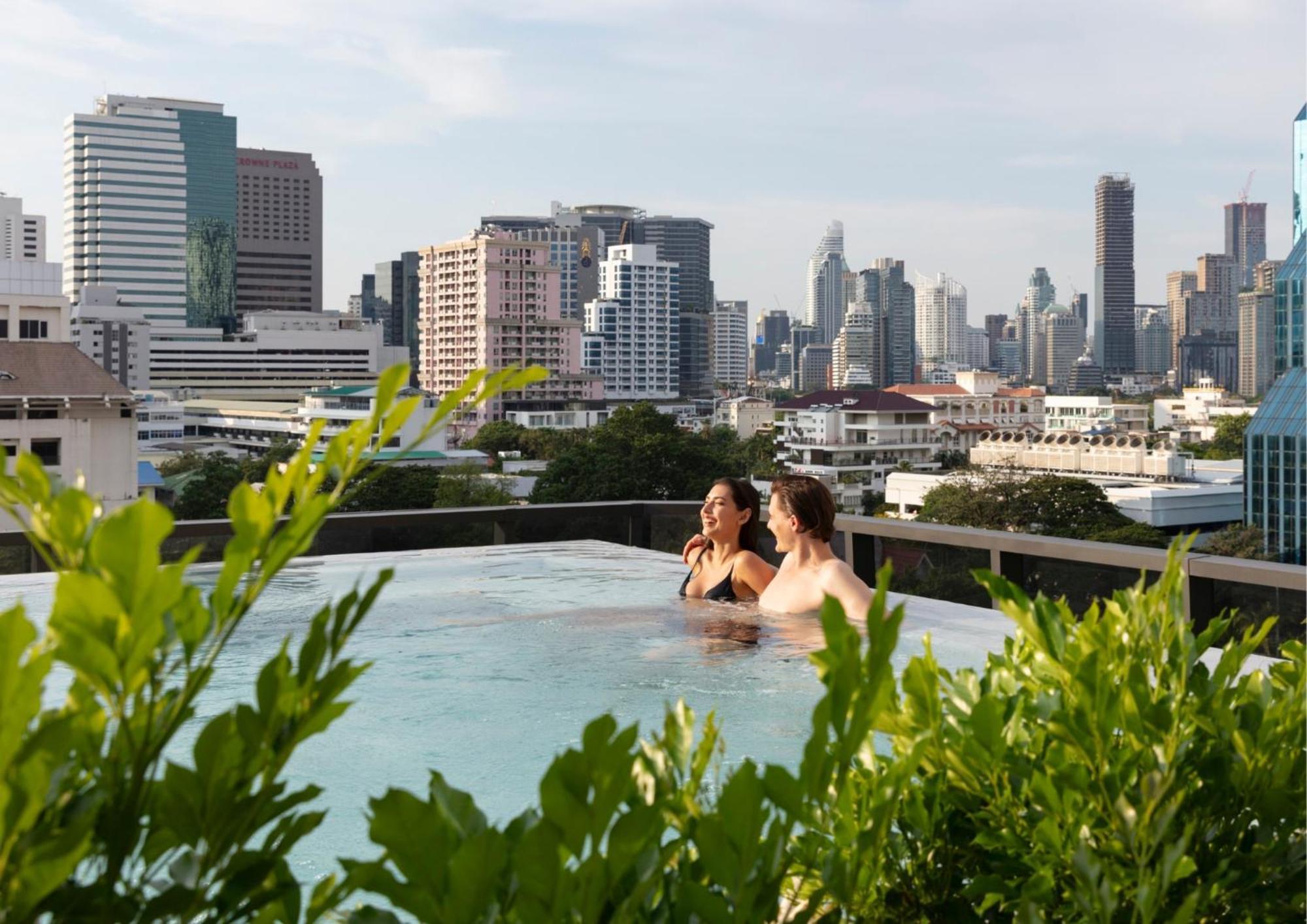 Hotel Ascott Embassy Sathorn Bangkok Exteriér fotografie View from the rooftop pool