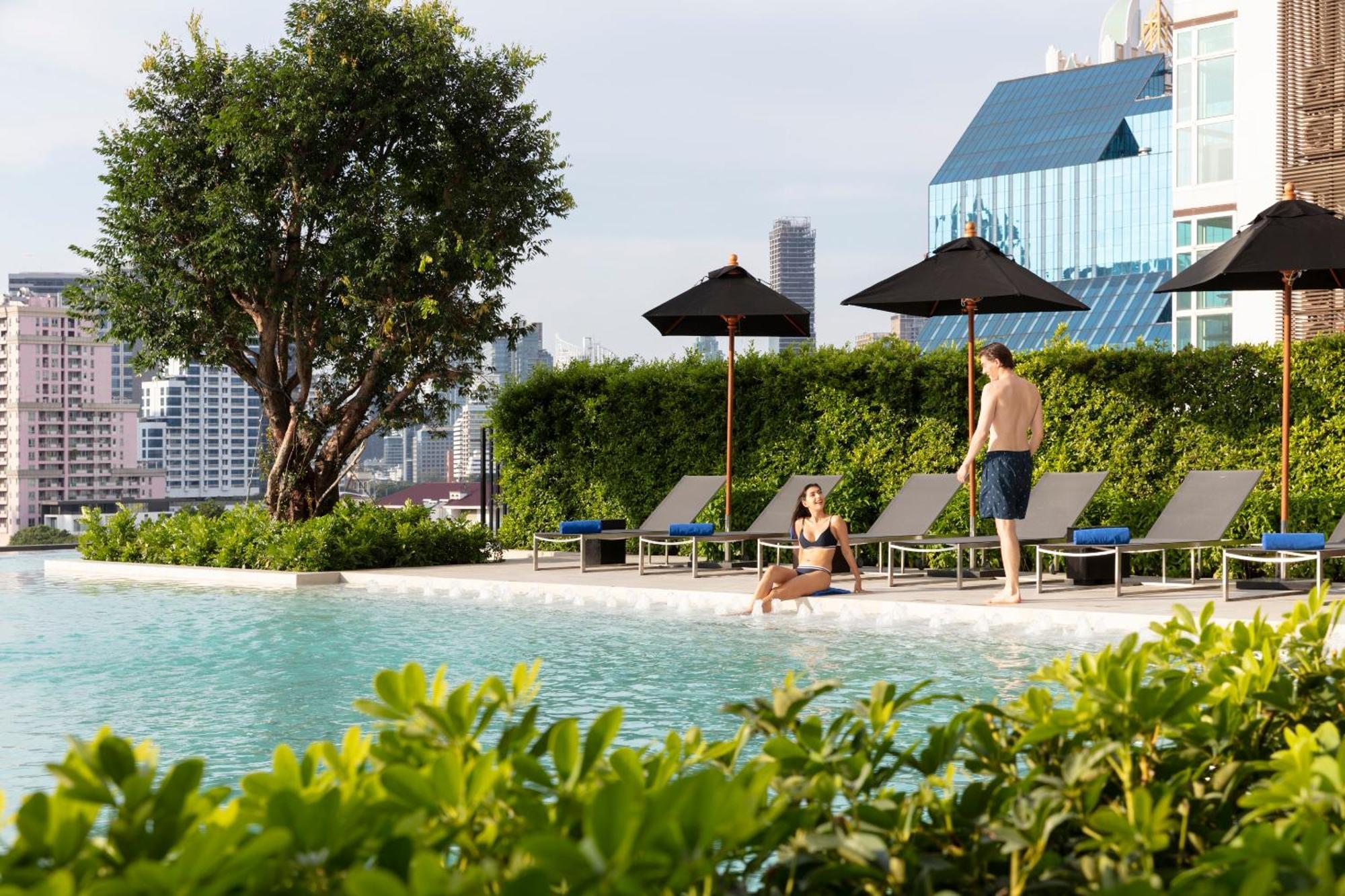 Hotel Ascott Embassy Sathorn Bangkok Exteriér fotografie The swimming pool at the hotel